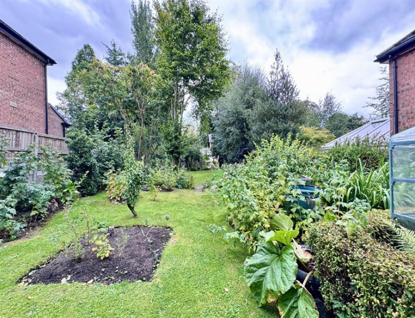 Sheffield Road, Glossop, 5 bedroom, End Terrace