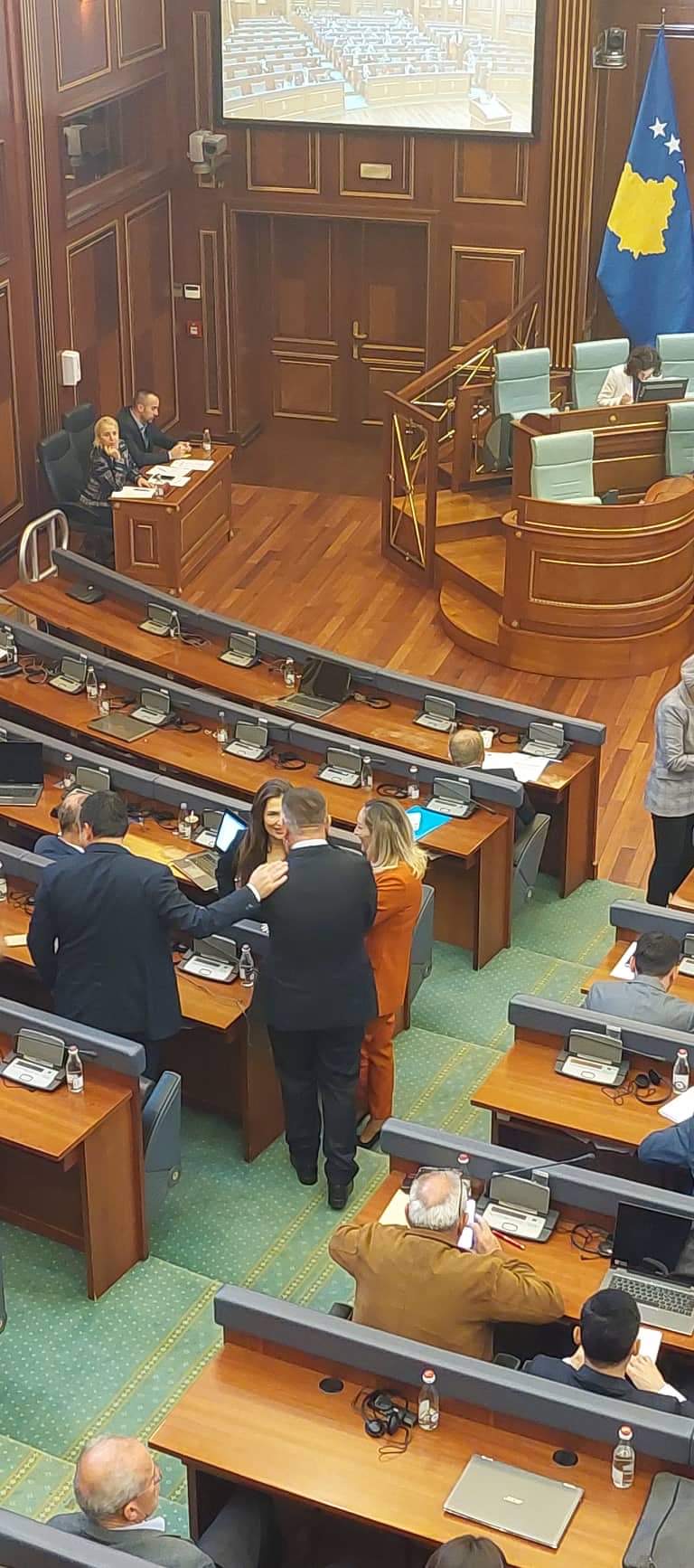 Deputetja e Kuvendit të Kosovës kthehet në punë, veç 4 ditë pas lindjes