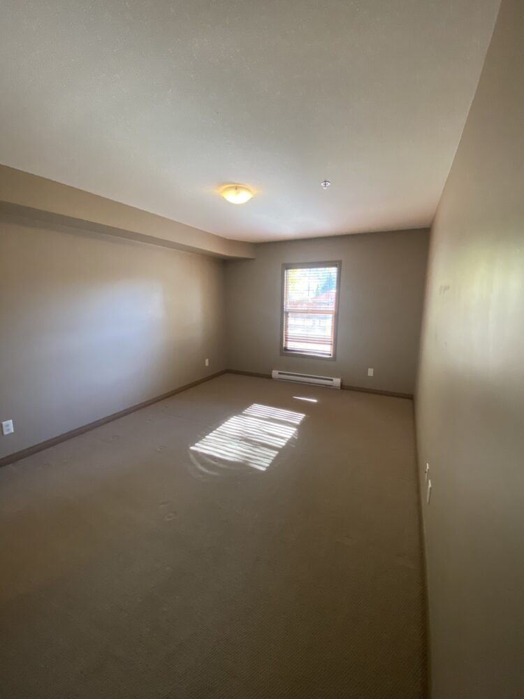 2 BEDROOM, 2 BATHROOM UNFURNISHED CONDO AT THE PINEWOOD, RADIUM HOT