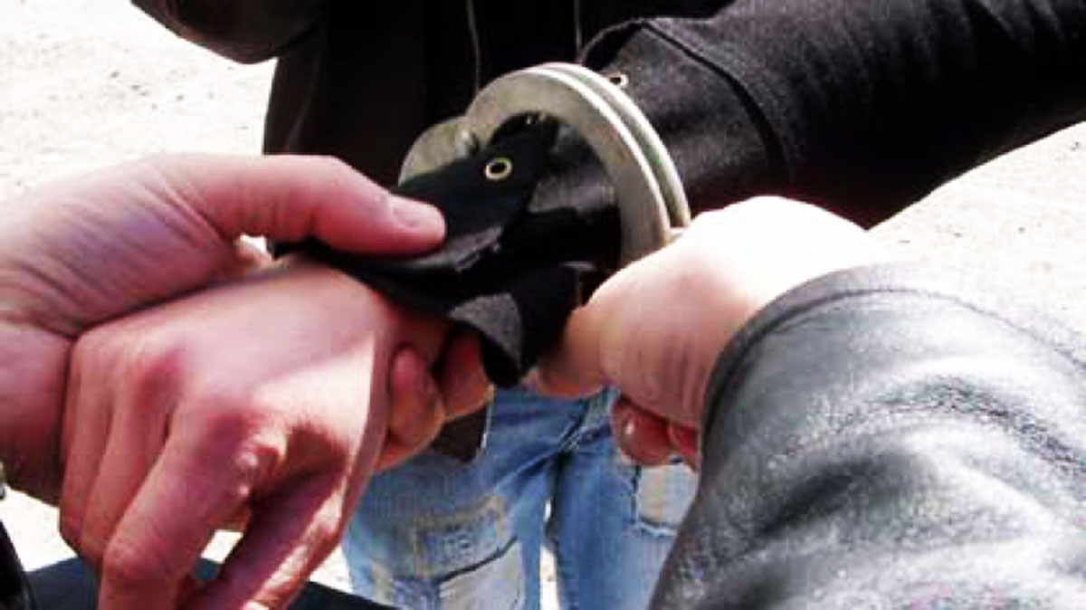 Bărbat arestat după ce a ameninţat cu pistolul şi i-a cerut bani unui şofer care l-a tamponat