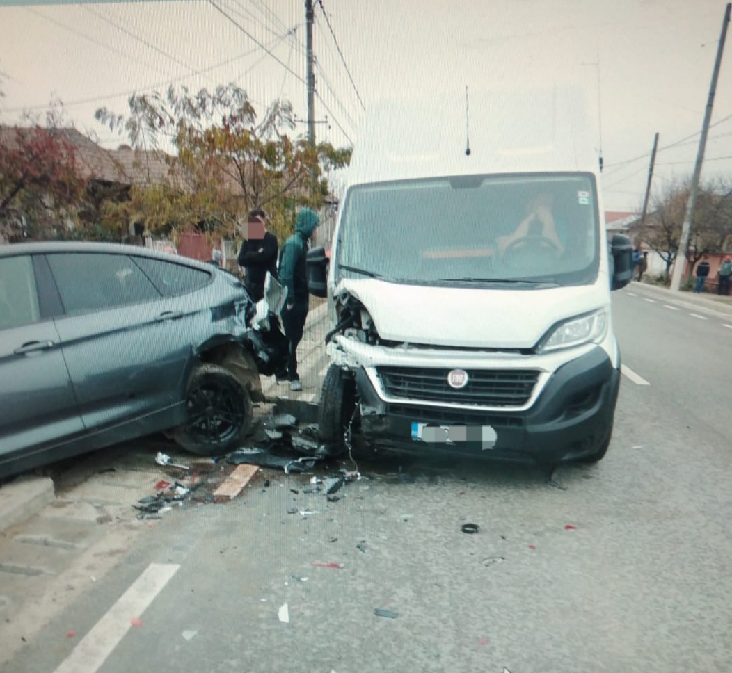 Răniţi într-un accident între o autoutilitară şi două autoturisme
