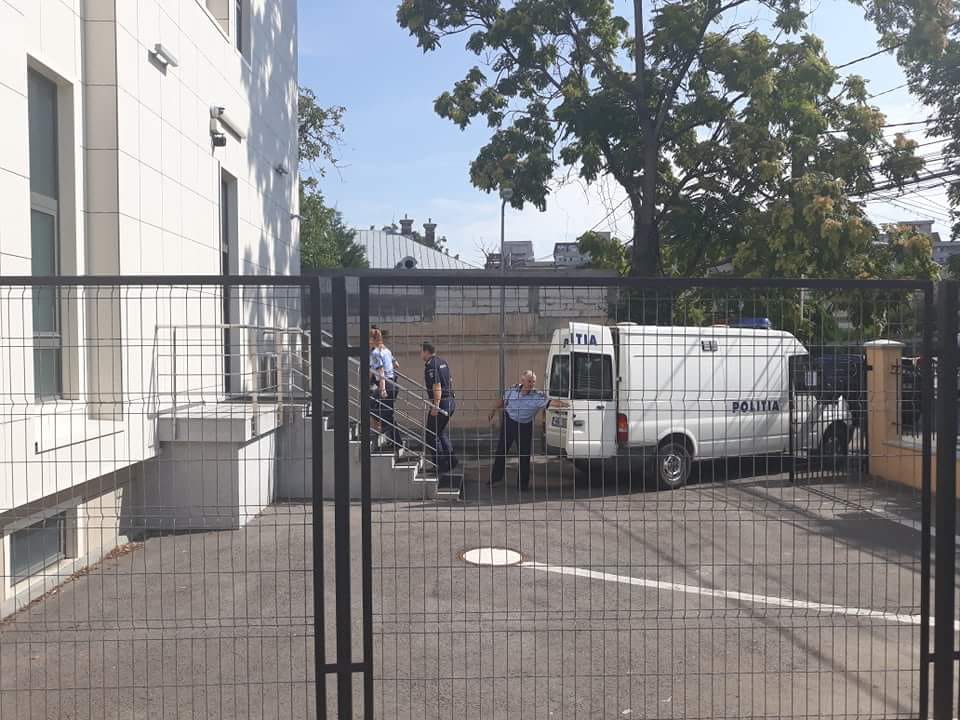 Craiovean cu două condamnări, reţinut pentru violenţă în familie