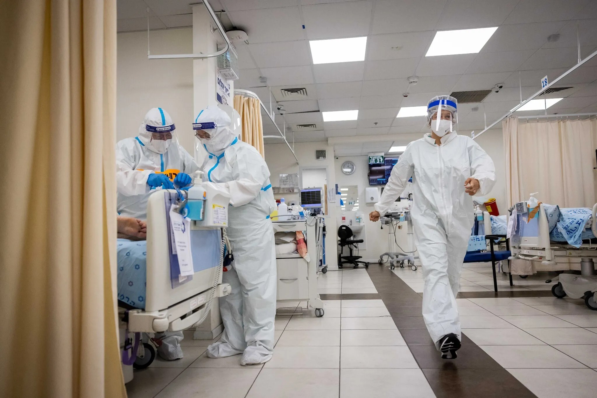 443 de persoane cu SARS-CoV-2, internate la ATI
