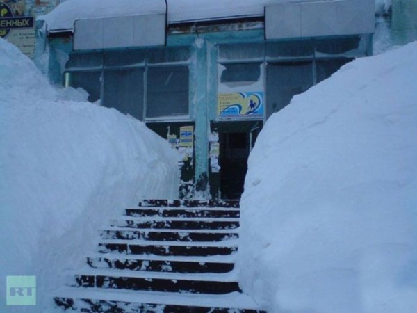 Russian "snowpocalypse" - a snow tsunami that buried streets, cars, and buildings under 10 feet of snow. 8 Snow on walkway in Russia