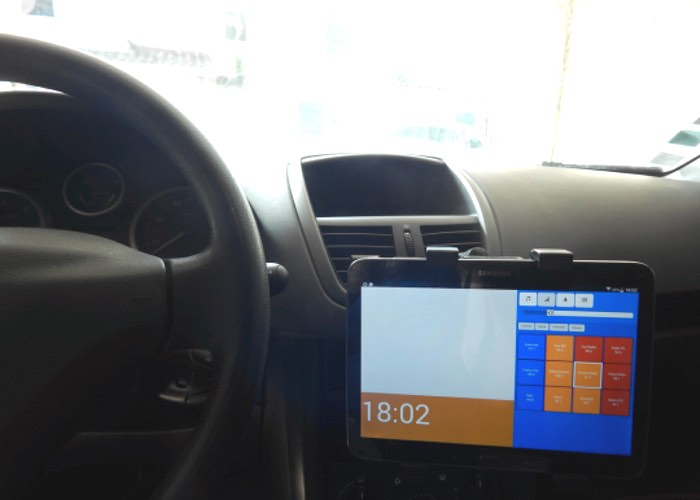 DIY In Car Entertainment Center Built Using Raspberry Pi (video
