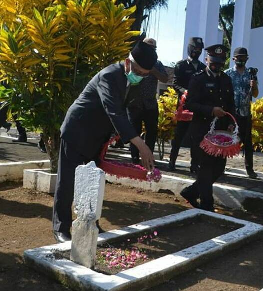 Peringati Hari Pahlawan Bupati Bondowoso Beserta (Forkopimda) melakukan  upacara Di Taman Makam Pahlawan | Gempur News