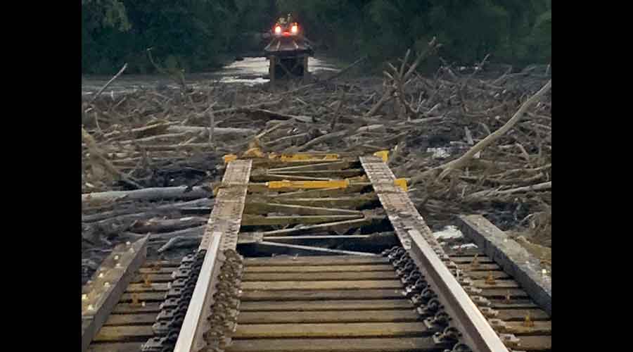 Railway bridge collapse in Missouri caught on camera