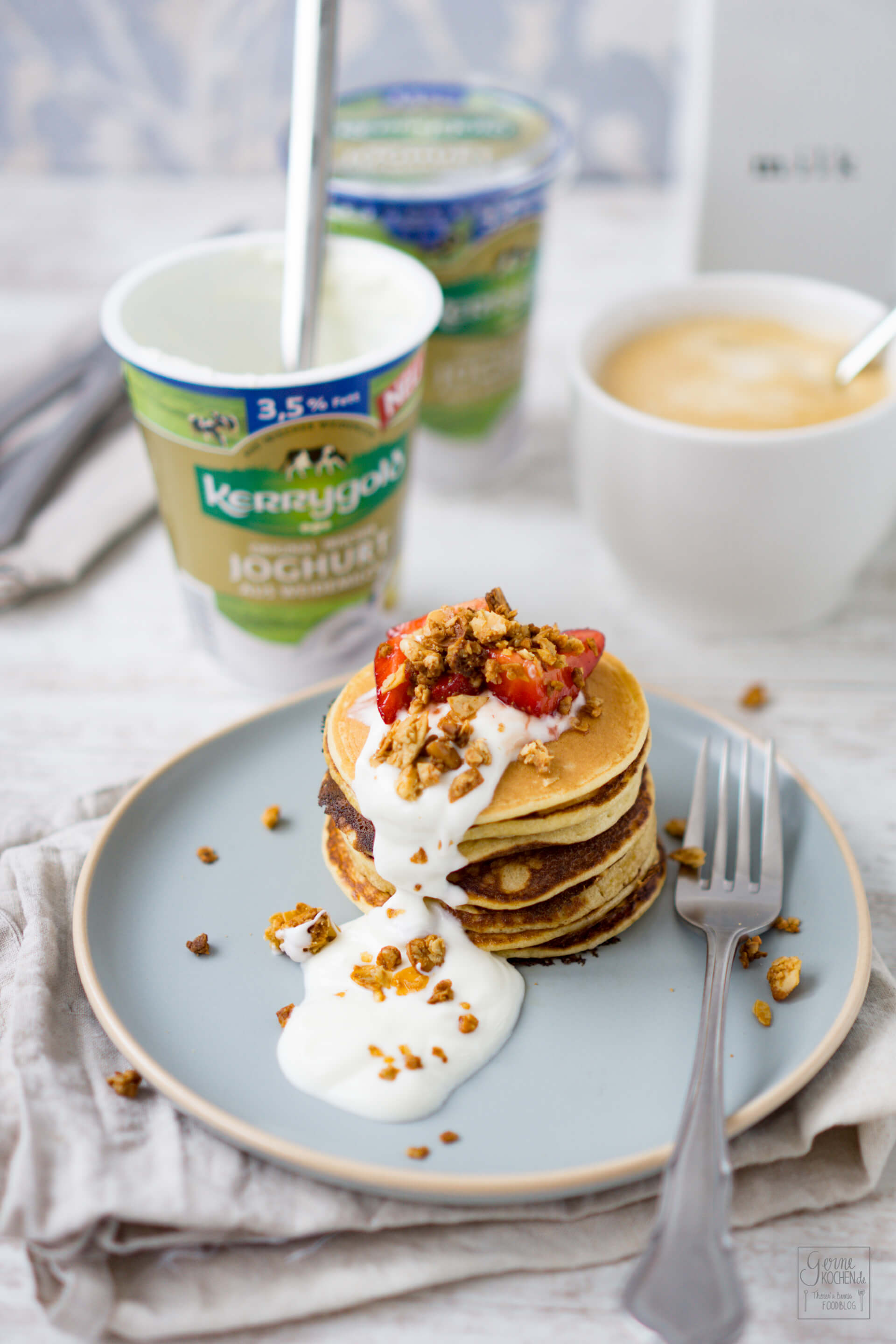 Rezept Joghurt Pancakes mit Erdbeeren und Granola Gernekochen.de