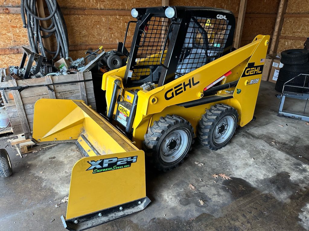 2022 Gehl R105 Compact Skid Loader W/ Attachments! Low hours!! Lawn
