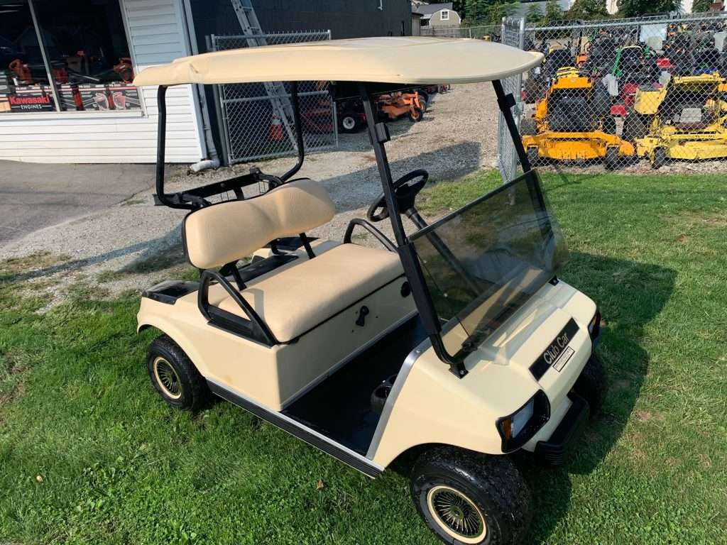 CLUB CAR 2 SEAT GOLF CART WITH GAS ENGINE! NICE SHAPE! Lawn Mowers