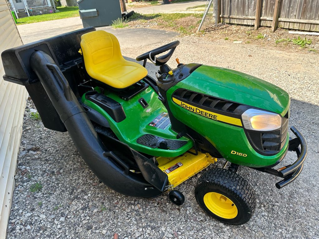 48" John Deere D160 Lawn Tractor W/ Bagger! Only 38 Hours! Nice! Lawn