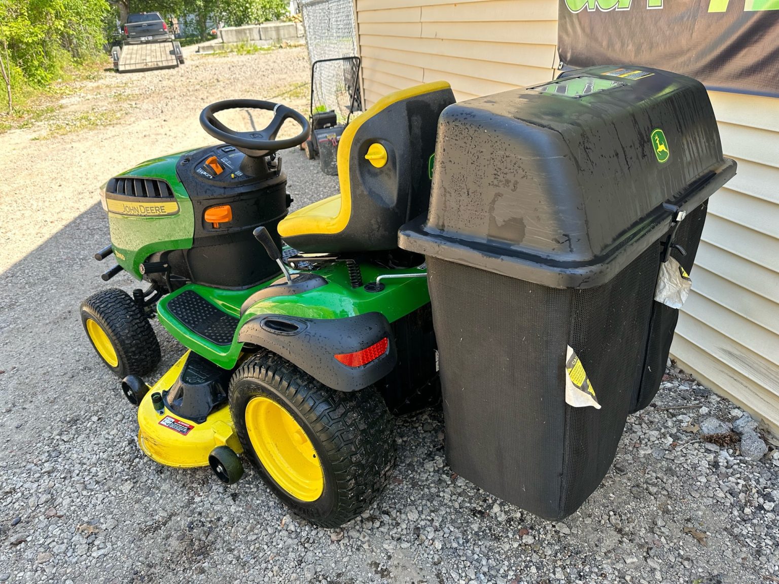 48" John Deere D160 Lawn Tractor W/ Bagger! Only 38 Hours! Nice! Lawn