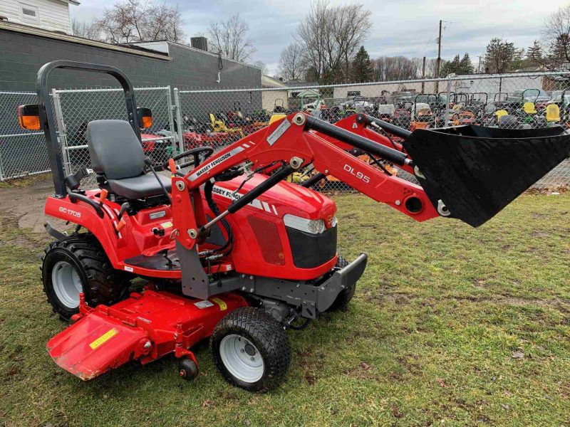 60IN MASSEY FERGUSON GC1705 COMPACT TRACTOR W/LOADER! ONLY 277 HOURS