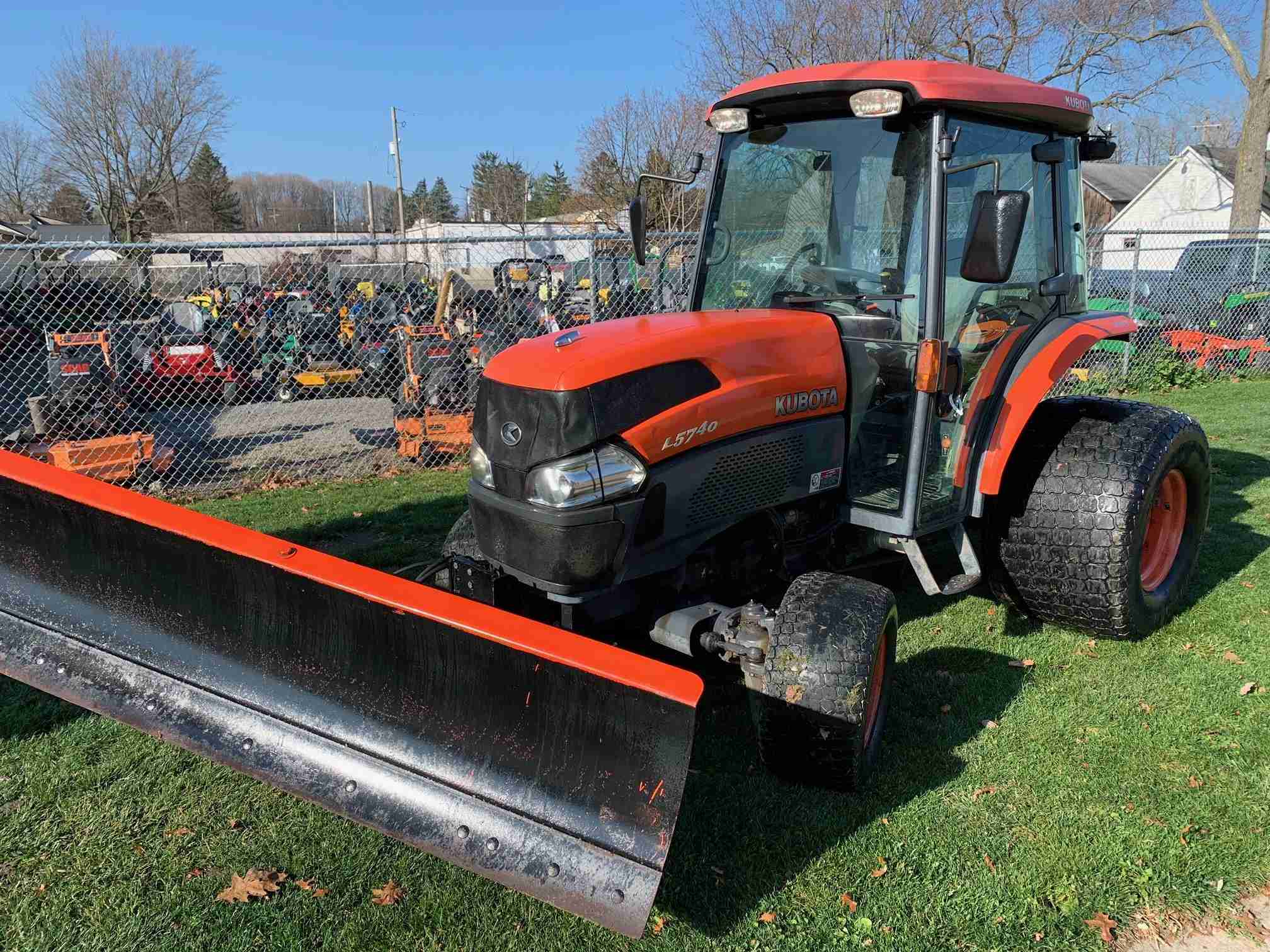 KUBOTA L5740 COMPACT 4X4 TRACTOR W/ CAB AND FRONT BLADE! 59HP DIESEL
