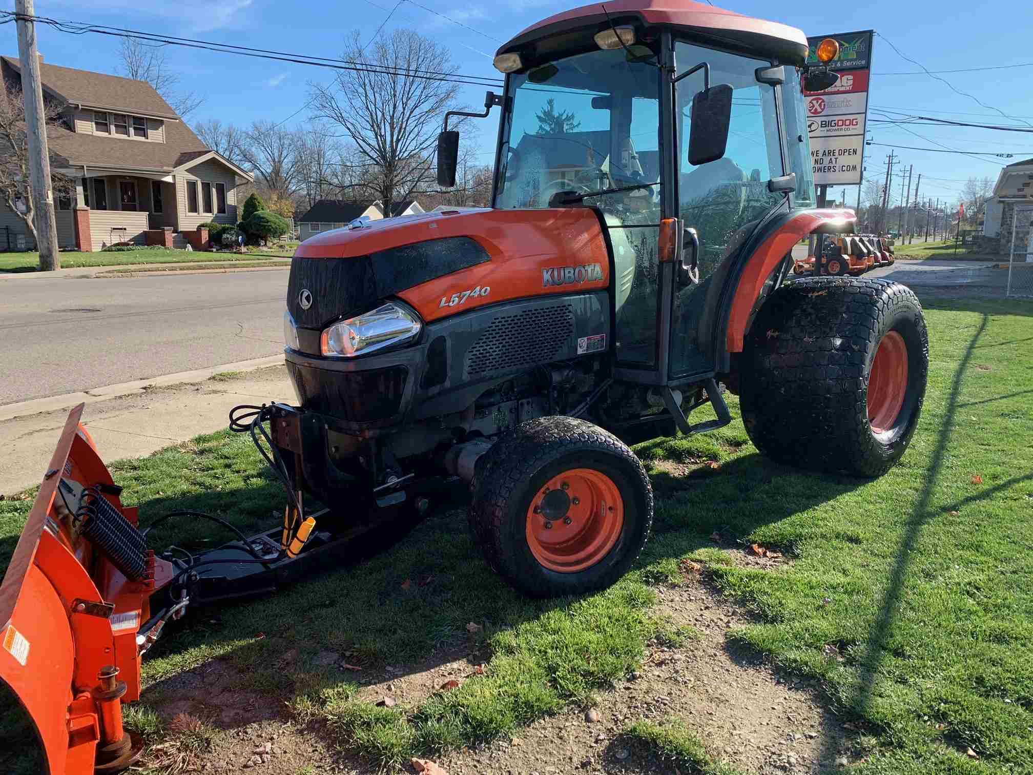 KUBOTA L5740 COMPACT 4X4 TRACTOR W/ CAB AND FRONT BLADE! 59HP DIESEL