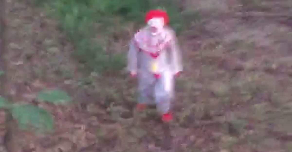 Creepy clown with a knife harasses bowhunter in tree stand GetZone