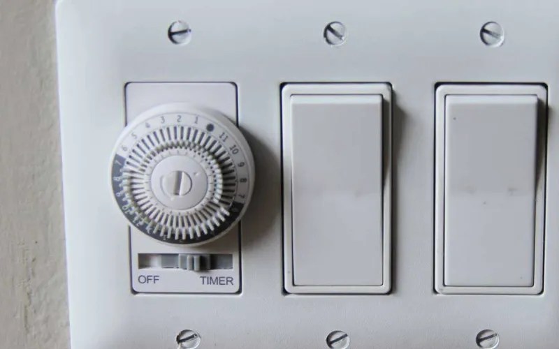 Hoe een tijdschakelaar voor verlichting te gebruiken