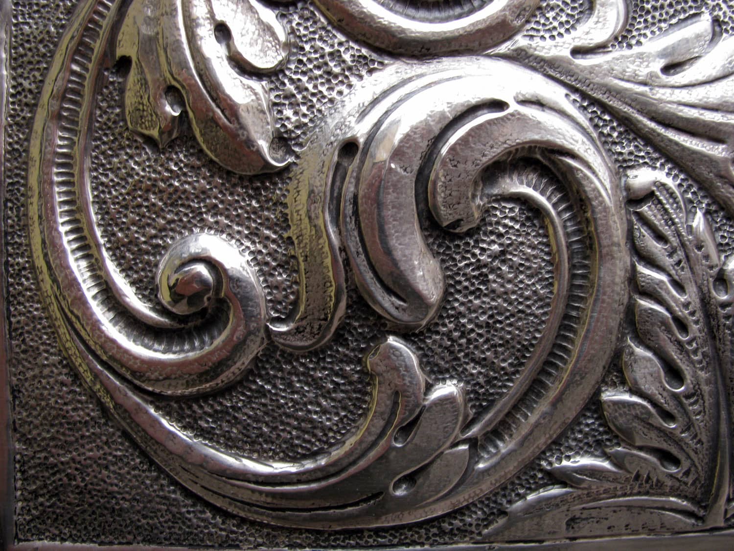 Cornice Antica in Argento Sbalzato Ghilli Antiquariato a Milano