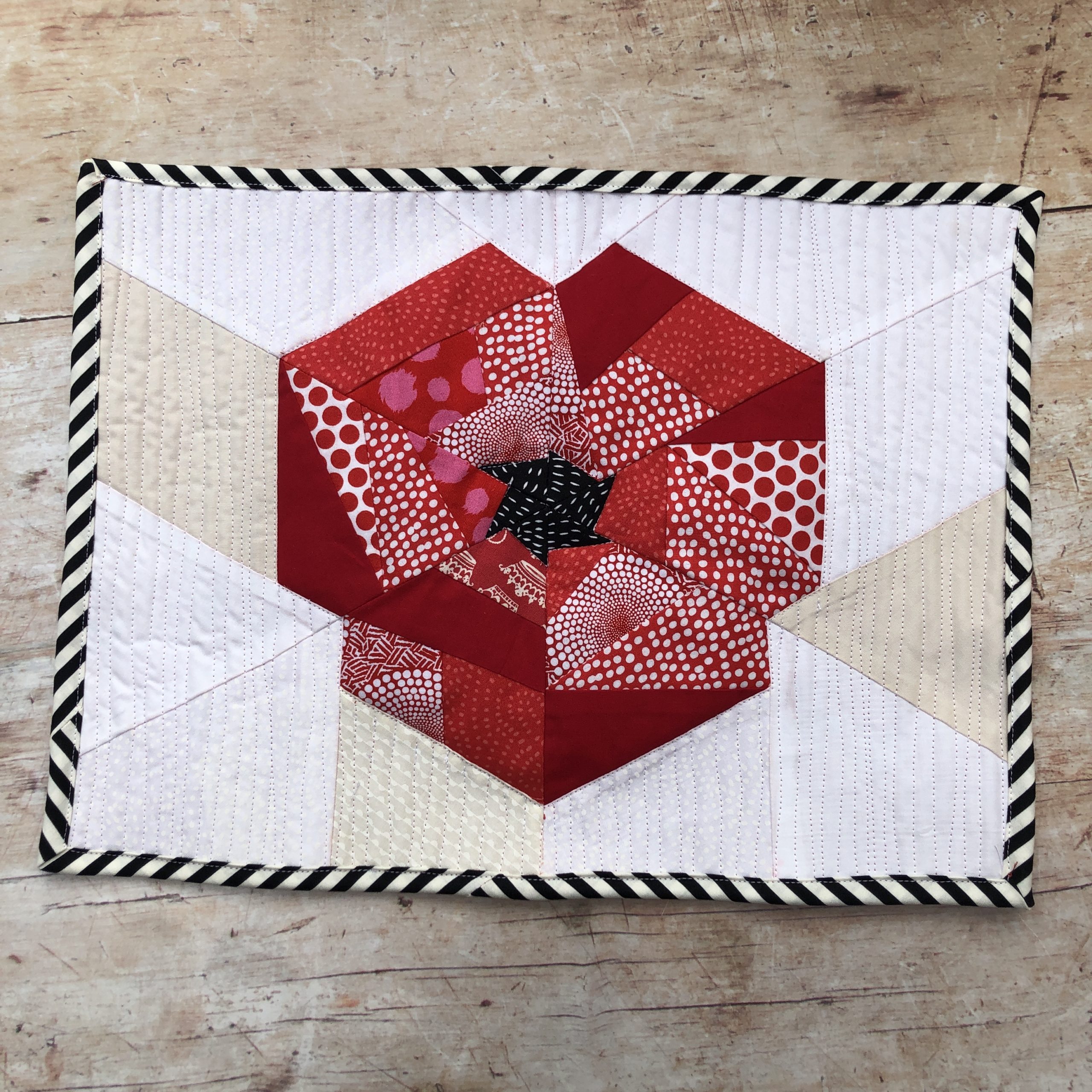 FREE GillyMac Poppy Mini Quilt Template GillyMac