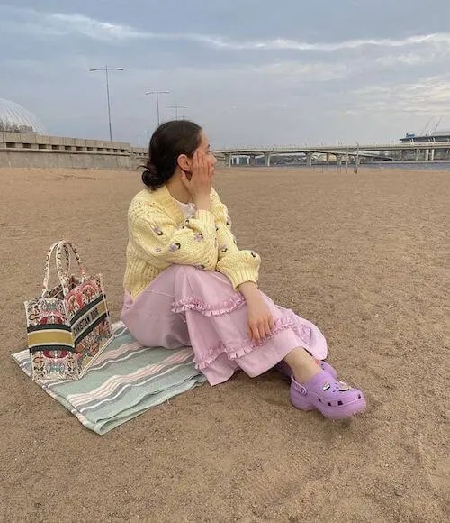 How To Wear Crocs [2024] 70+ Stylish Crocs Outfit Ideas To Look Chic