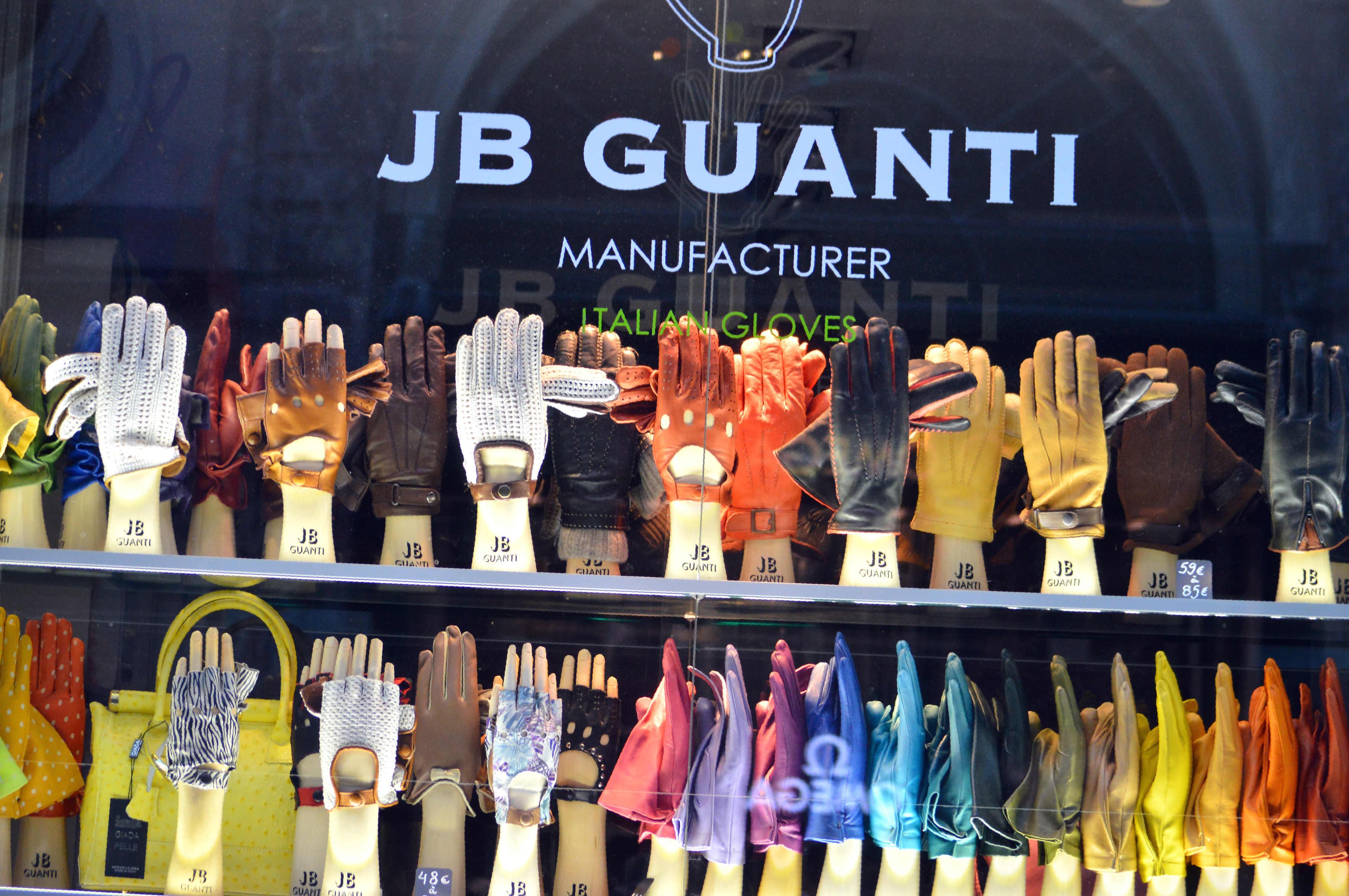 leather gloves,window shopping in brussels, shopping streets in brussels, glamthug blog, belgian fashion, galerie de la reine