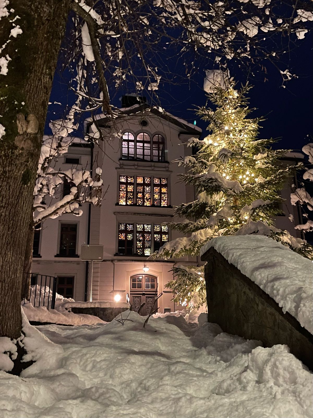 Zauberhafte Adventsfenster in Engi glarus24.ch