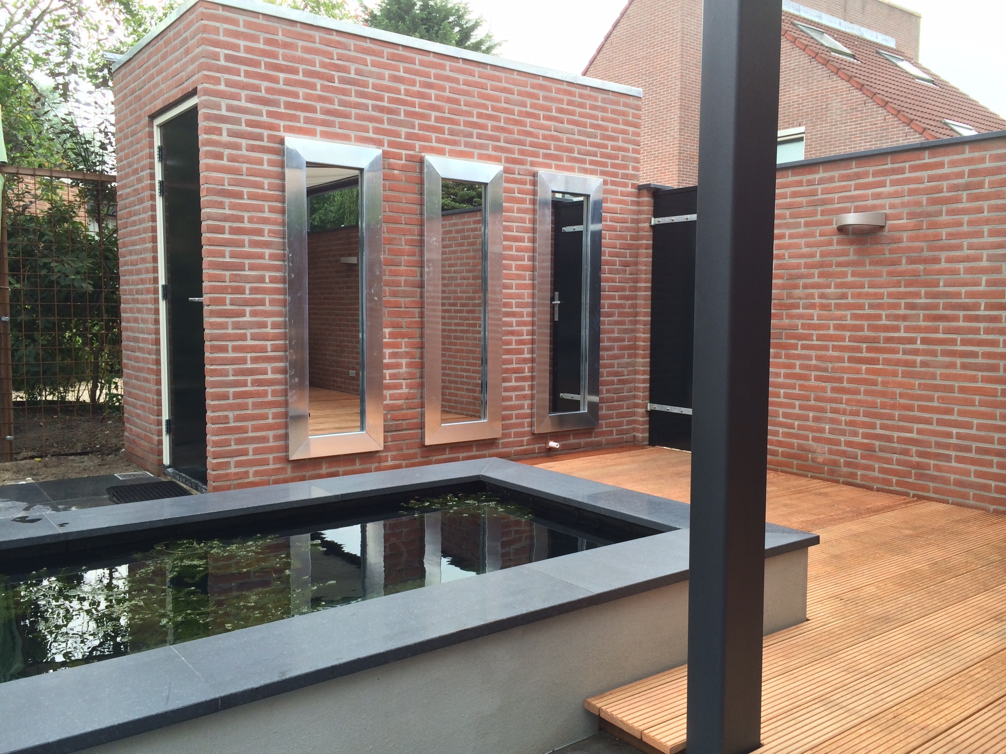 Web met een spiegel kunt u uw tuin groter laten lijken met een tuinspiegel. “grote tuinspiegel op maat geproduceerd en voorzien van een prachtige zinken rand. Tuinspiegels Tuinspiegel Op Maat Glasbestellen.nl