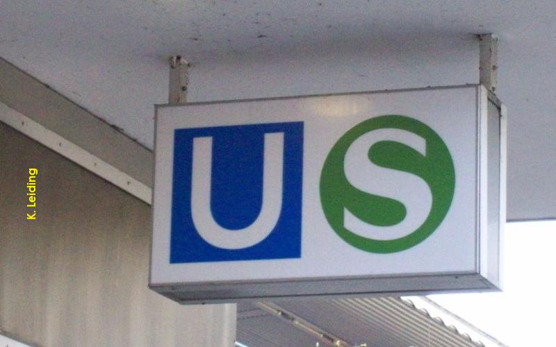 Gleismannsbahnhof Gleis 16. H Hinweisschilder bei U und S Bahn