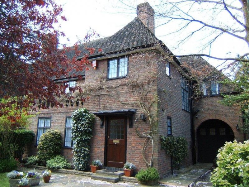 Raeburn Close 4 Bedroom Semi Detached House