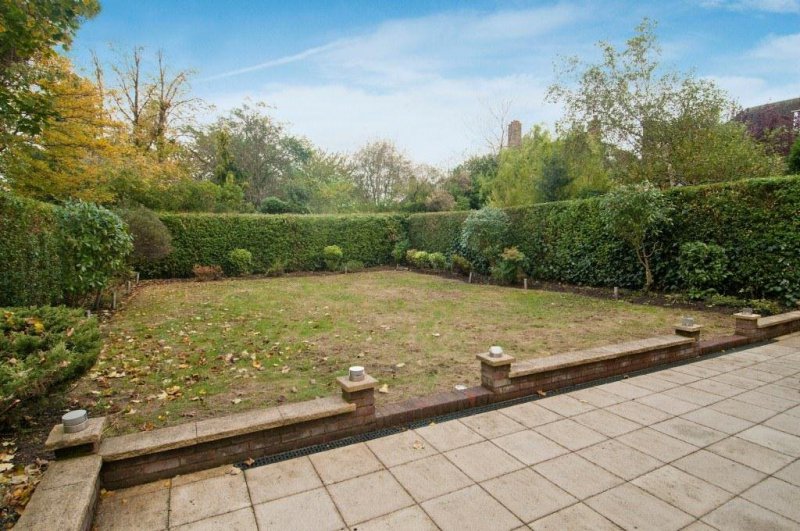 Holne Chase, N2 Apartments & Houses For Sale