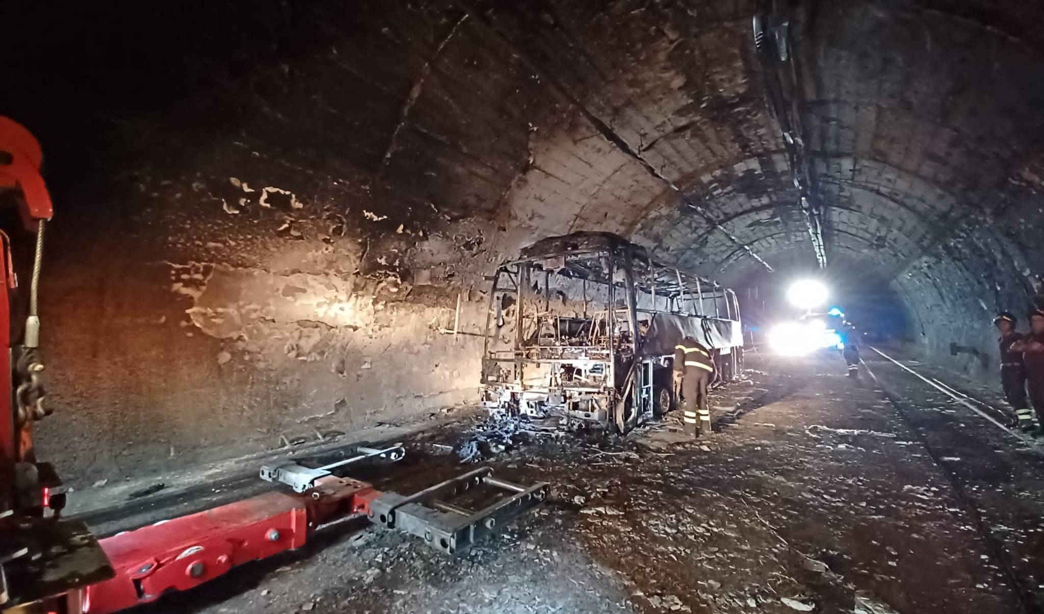Inferno sulla A12, pullman prende fuoco in un tunnel feriti e