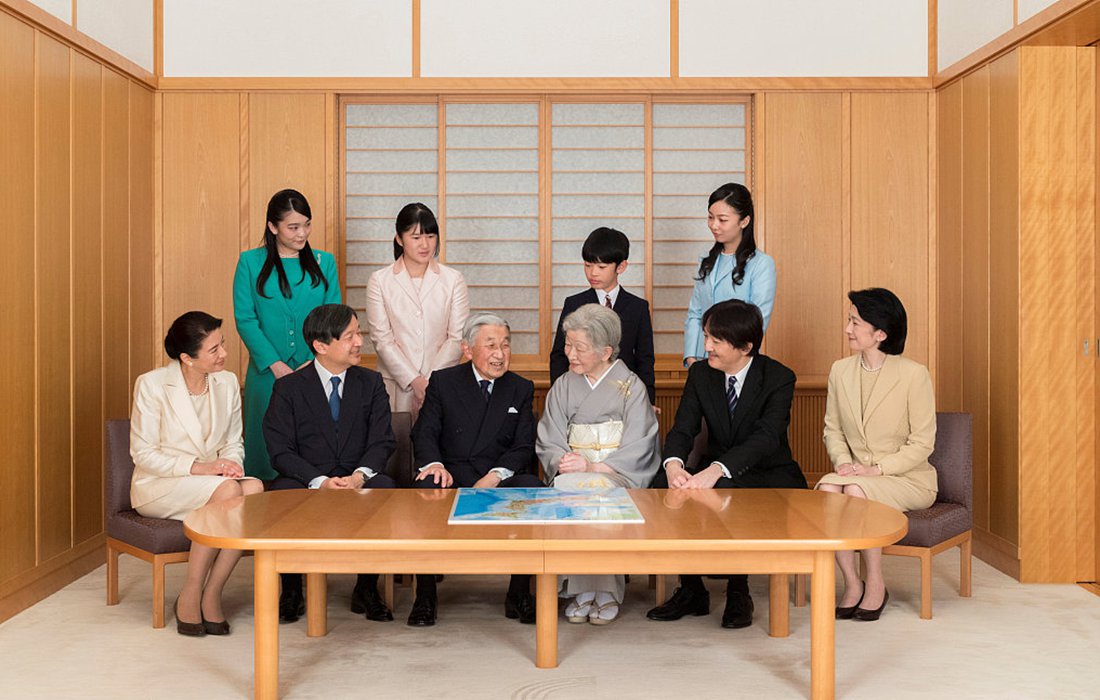 Japanese royal family holds a ceremony, show their family photo to