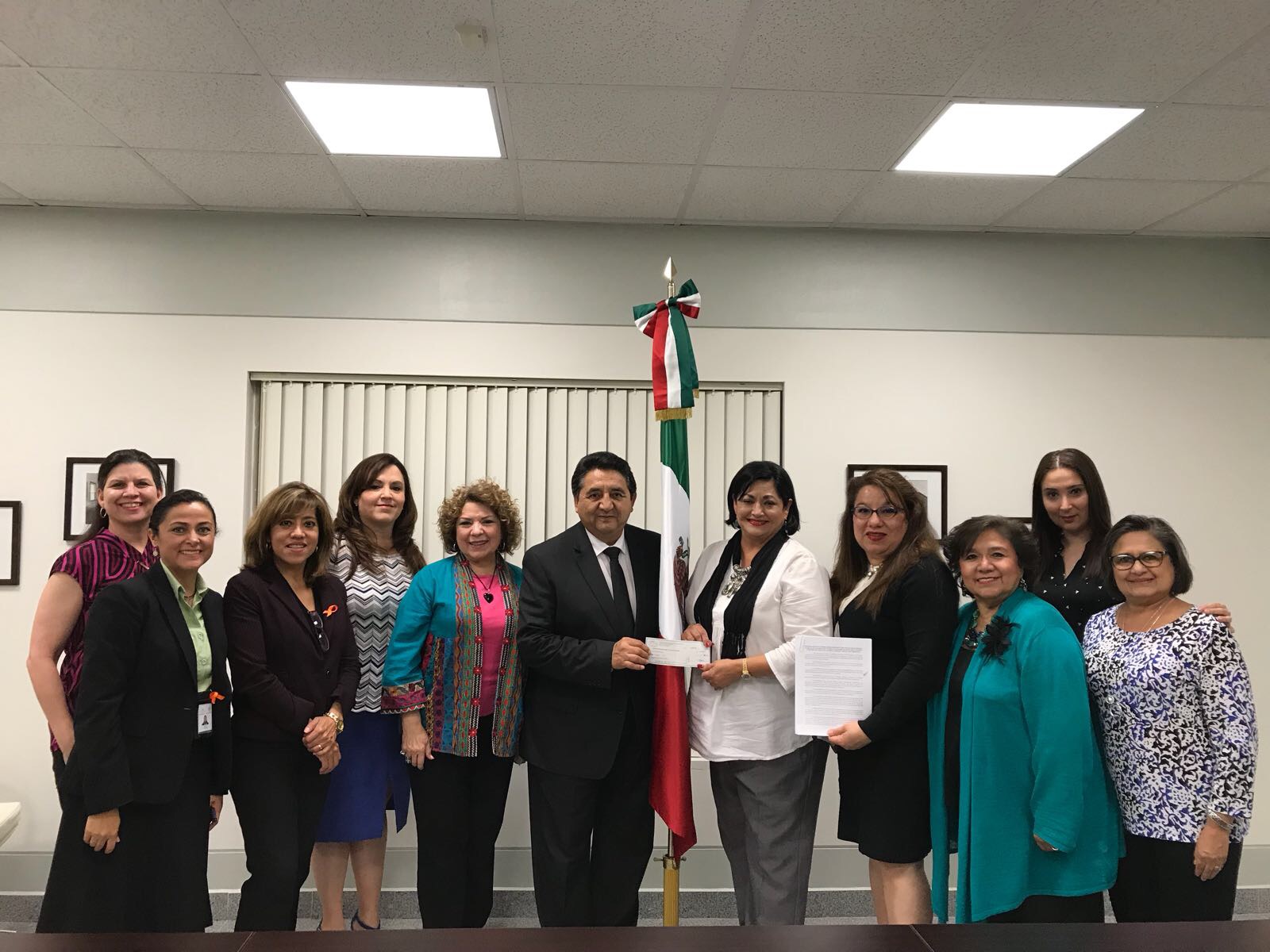 El consulado de México en McAllen celebra acuerdo con Hispanic Women's