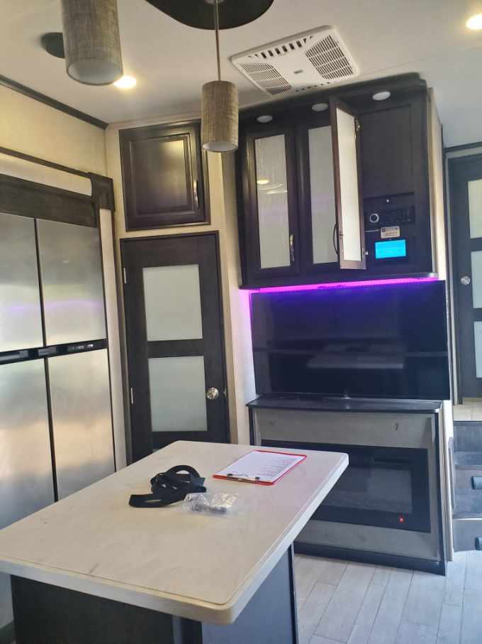 Rent our Radiant 5th Wheel Wonderland! 39′ for Rent Phoenix Going
