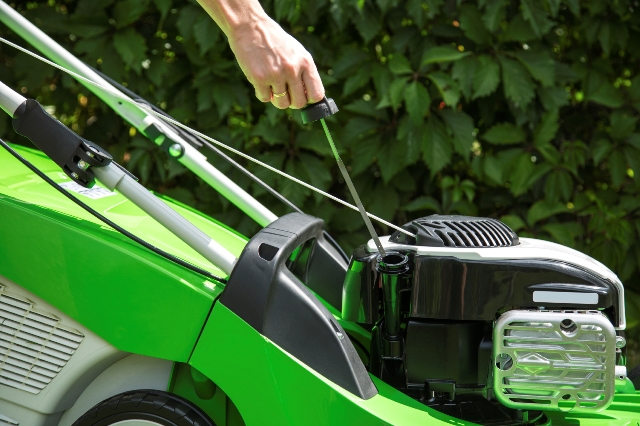 How to Change the Engine Oil in a Lawn Mower – Gold Eagle