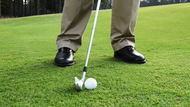 How to play the bump and run golf shot GolfMagic