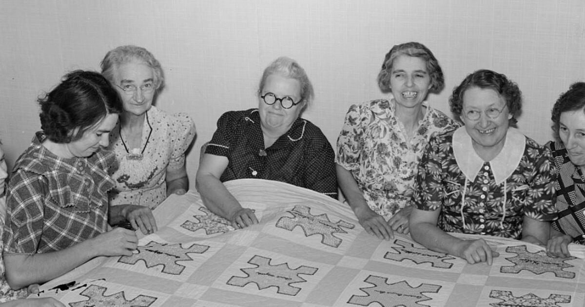 11 Quilting Bee Photos That Showcase A World Lost to Time Good Old Days