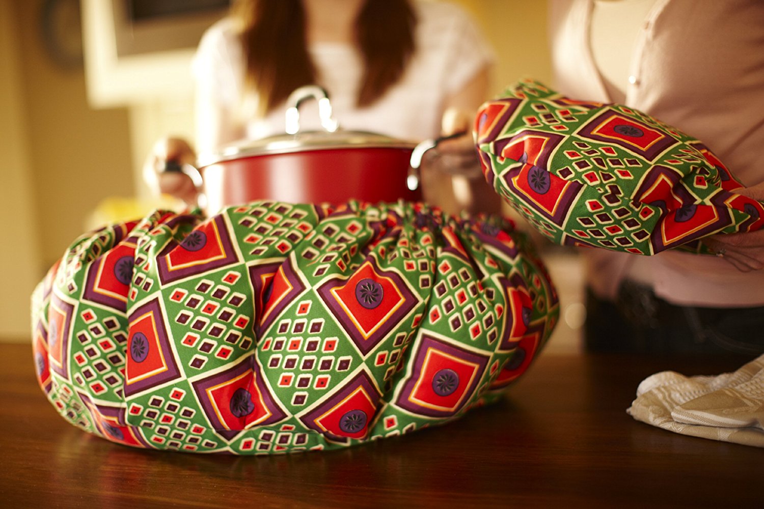 South African has created an innovate nonelectric portable slow cooker