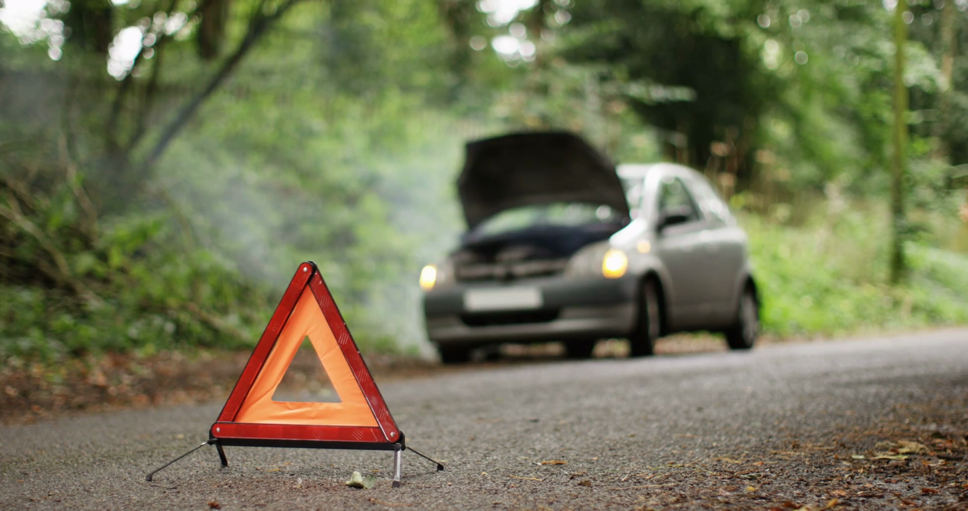 Mom in panic on roadside gets help from tyre expert who saves the day