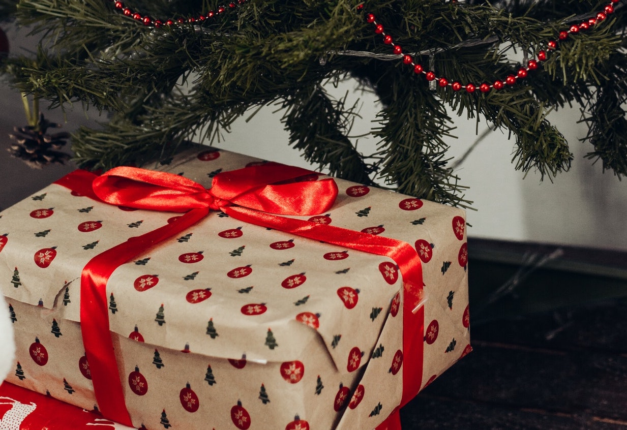 Reach For A Dream Raises Funds by Offering Gift Wrapping at Malls