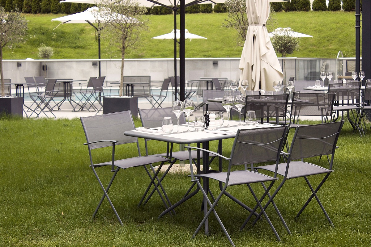 Be Ready for the Seasons with Outdoor Restaurant Furniture