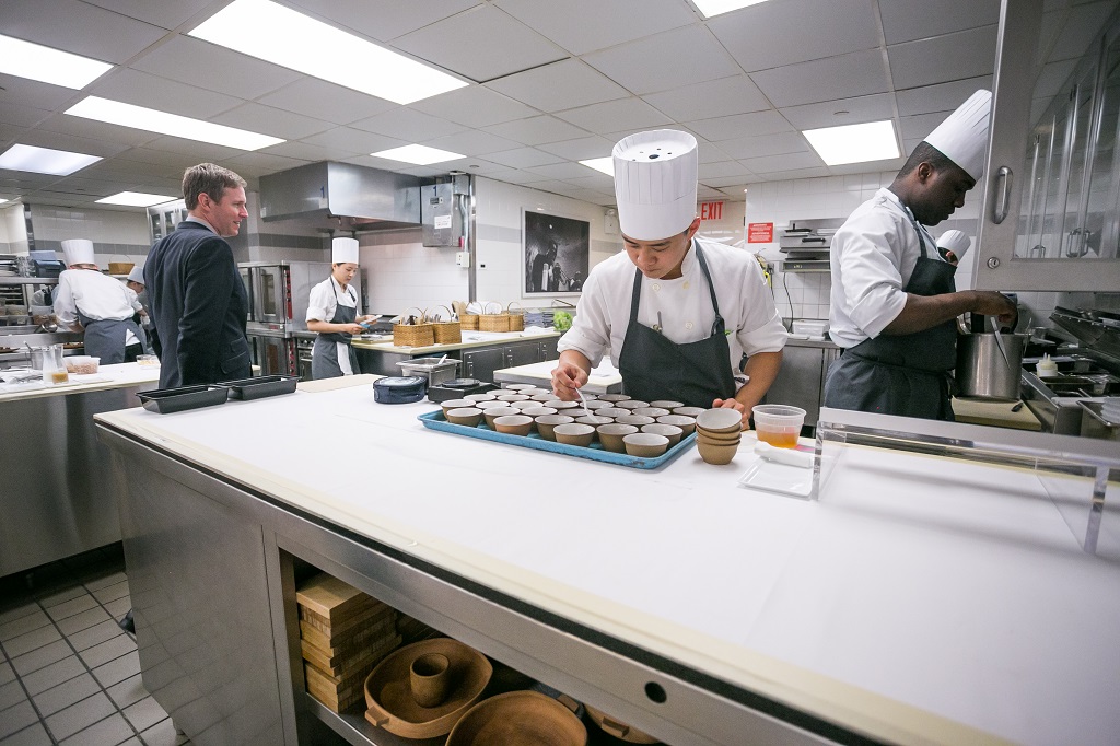 4 Important Tips on How to Train Your Staff to Maintain Restaurant