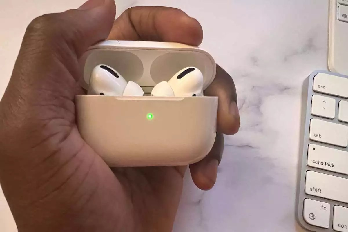 AirPods Flashing Green? (What It Means + FIXES!) Gotechtor
