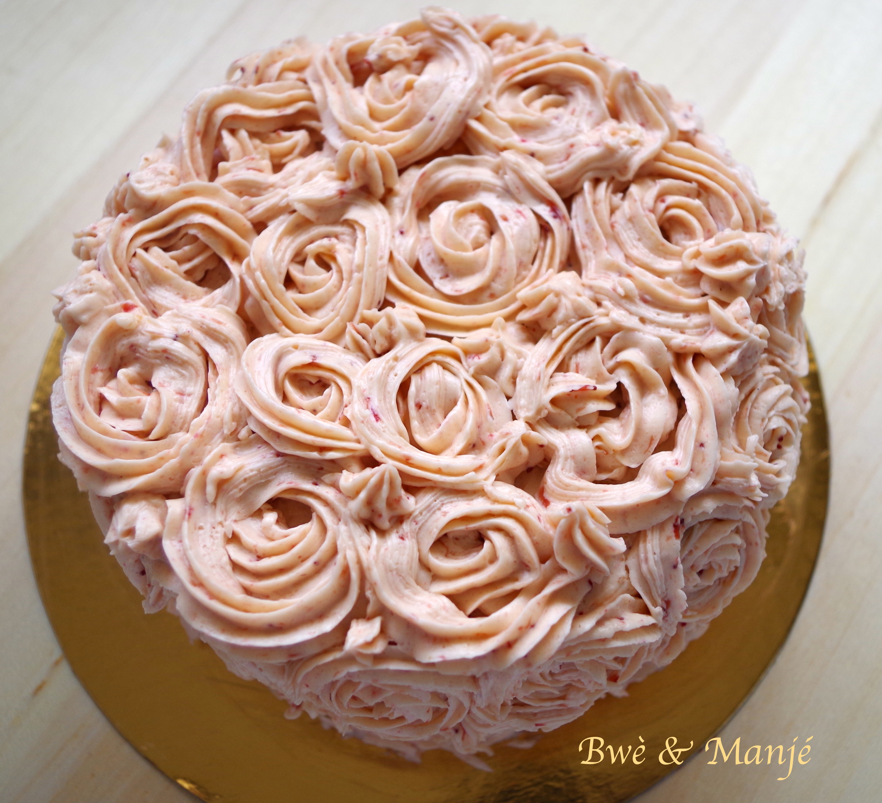 Layer cake FraisesVanille (Décoration Rose Swirl