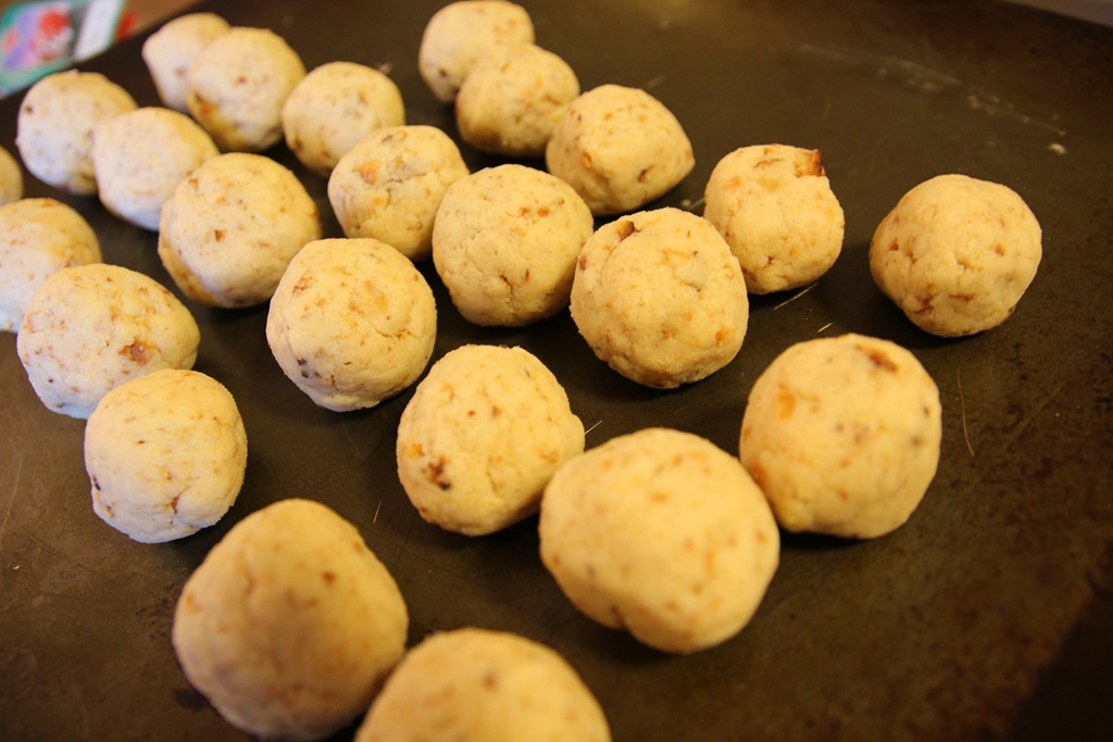 (Pan)Cake Balls A Breakfast/Dessert MashUp. Grasping for Objectivity