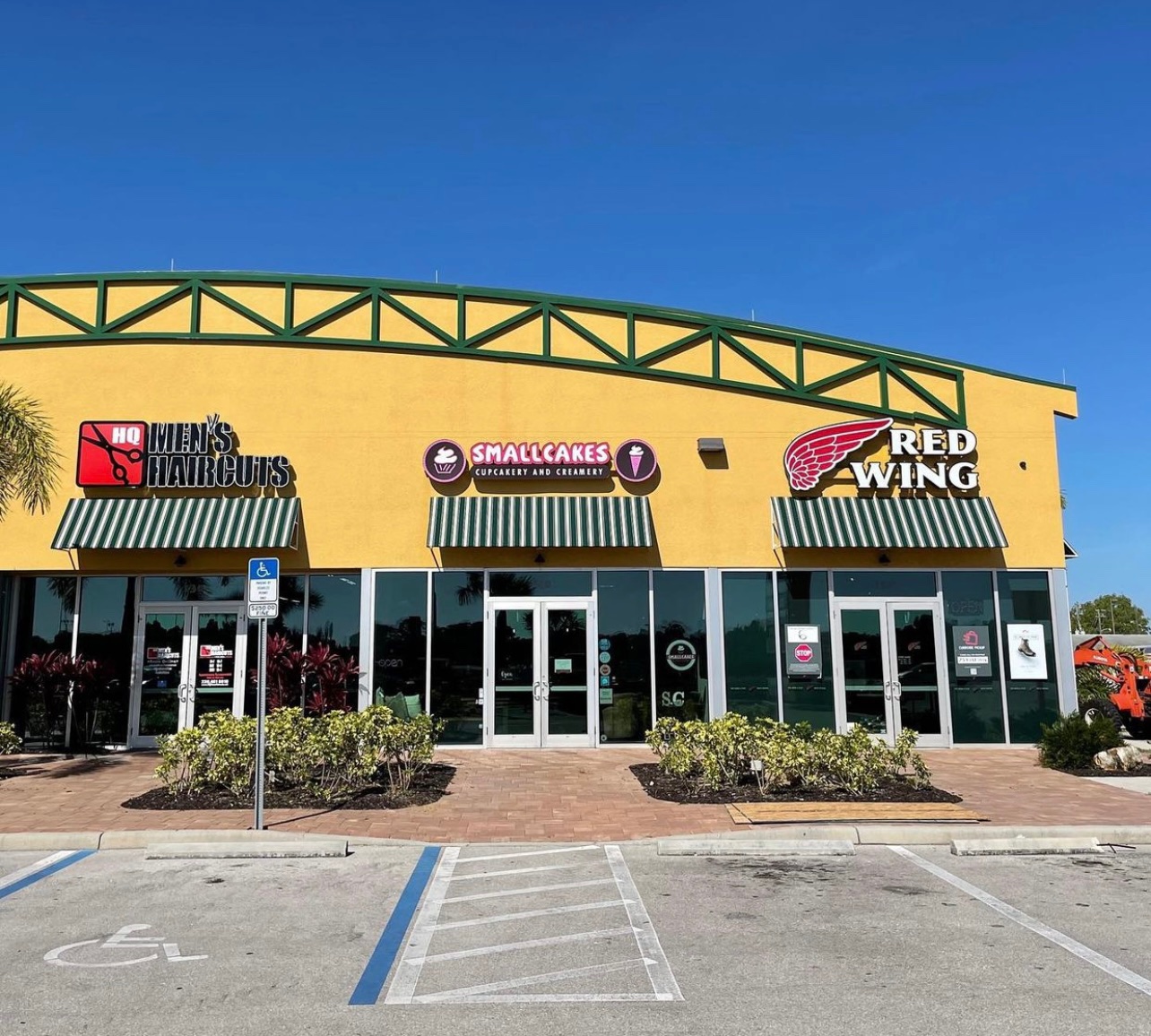 Residential & Commercial Lawn Care services Fort Myers, FL Green Leaf