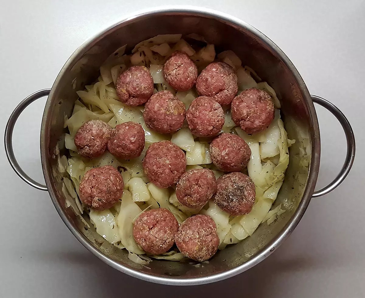 Es wird gekocht Schmorkohl mit Hackbällchen