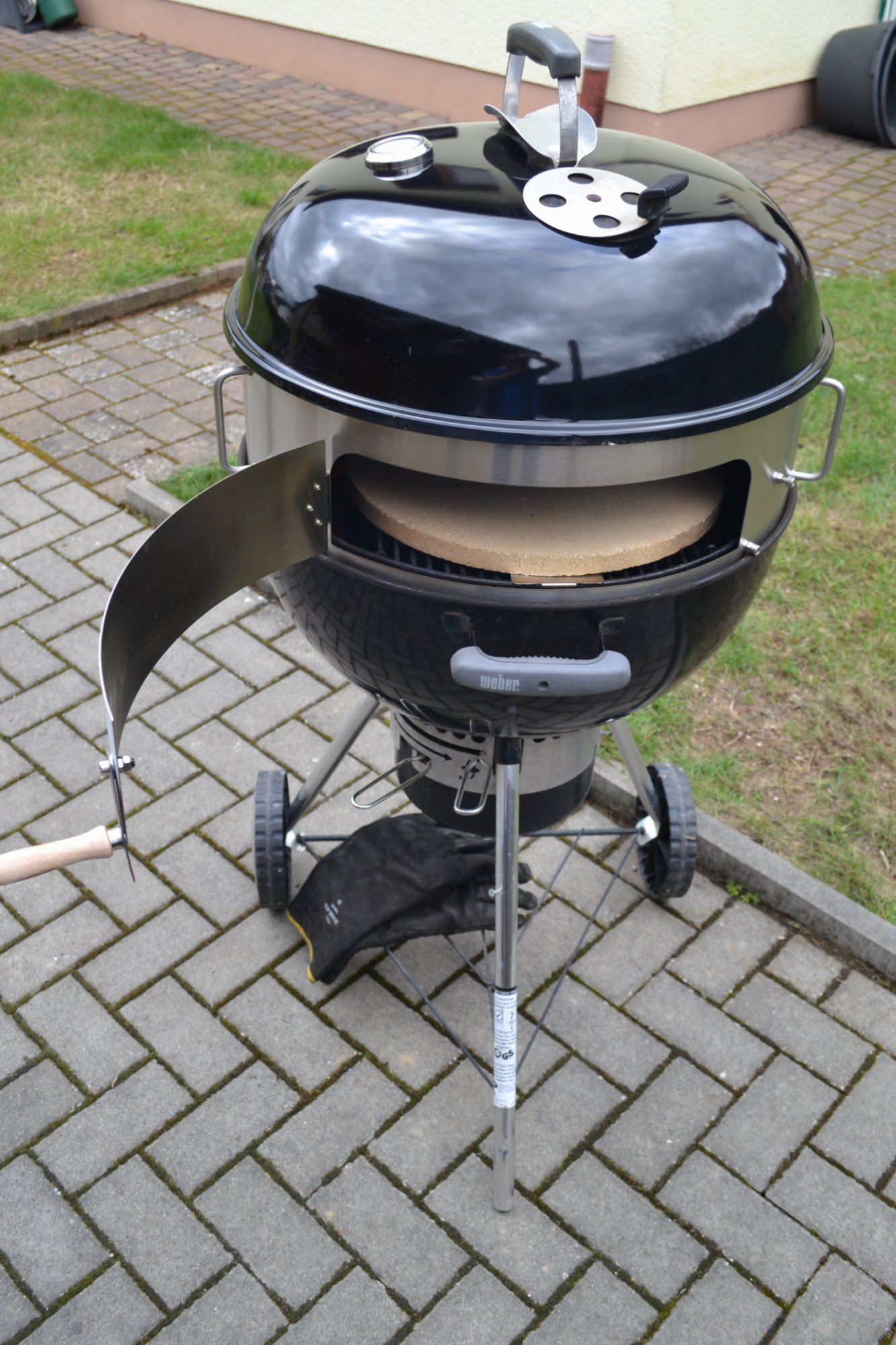Pizza auf dem Kugelgrill mit Grill und Pizzaaufsatz