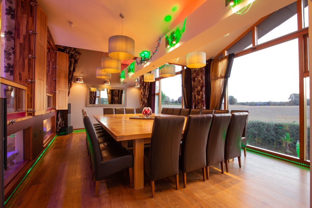 The Curve Luxury House with Hot Tub in South Thoresby