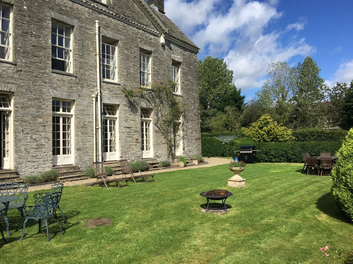 Blaenpant Mansion Big Holiday House with a Hot Tub, Wales
